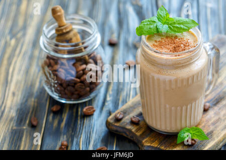 Kaffee Smoothie mit Bananen und Joghurt im Glas. Stockfoto