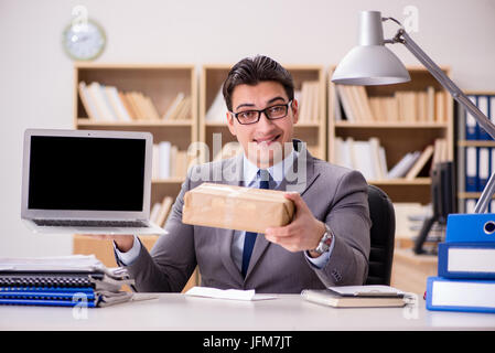Unternehmer erhalten Pakets im Büro Stockfoto