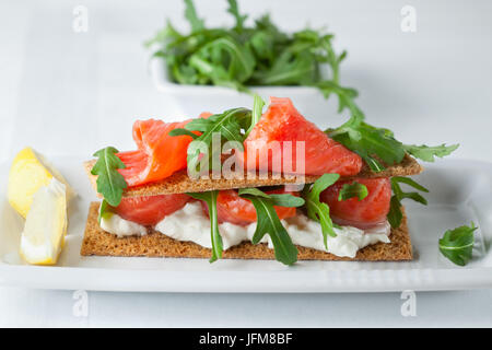 Geräucherter Lachs Häppchen mit Frischkäse Stockfoto