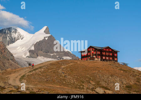 Wanderer kommen im Tierheim Fluhalp Zermatt-Tal, Kanton Valais-Wallis, Schweiz Stockfoto