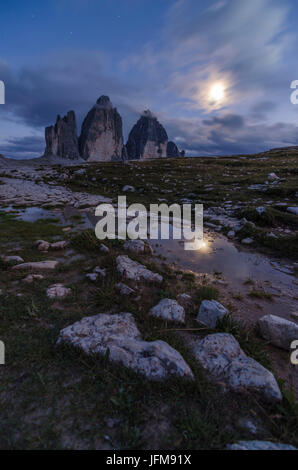 Tre Cime di Lavaredo, drei Zinnen von Lavaredo, Drei Zinnen, Dolomiten, Südtirol, Veneto, Italien, Mond und Tre Cime di Lavaredo spiegeln sich im Wasser Stockfoto