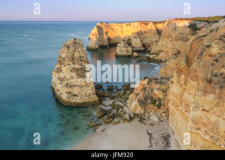 Sonnenaufgang auf den Klippen und türkisfarbenen Wasser des Ozeans Praia da Marinha Caramujeira Lagoa Gemeinde Algarve Portugal Europa Stockfoto