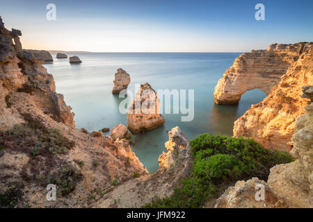 Sonnenaufgang auf den Klippen und türkisfarbenen Wasser des Ozeans Praia da Marinha Caramujeira Lagoa Gemeinde Algarve Portugal Europa Stockfoto