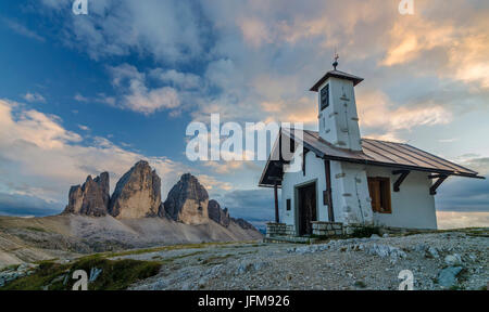 Tre Cime di Lavaredo, drei Zinnen von Lavaredo, Drei Zinnen, Dolomiten, Südtirol, Veneto, Italien, Kirche und Tre Cime di Lavaredo bei Sonnenuntergang Stockfoto