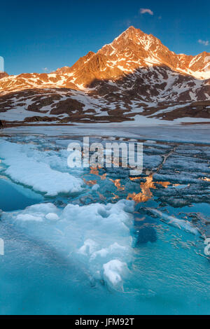 Gavia pass, Nationalpark Stilfser Joch, Sondrio, Provinz, Lombardei, Italien, Tre Signori Höhepunkt bei Sonnenuntergang am weißen See reflektiert wird Stockfoto