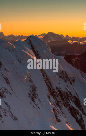 Die große Icewall der Nordwand des Liskamm, gesehen von der Capanna Margherita in den Sonnenuntergang (Monte Rosa-Massiv, Italien) Stockfoto