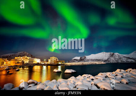 Mefjiorvaer mit Northern light, Senja Schären, Norwegen Stockfoto