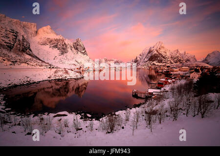 Reine bei Sonnenaufgang, Lofoten Inseln, Norwegen Stockfoto