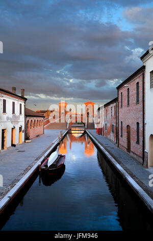 Kanal von Comacchio, im Hintergrund Brücke Trepponti, Ferrara District, Emilia Romagna, Italien Stockfoto