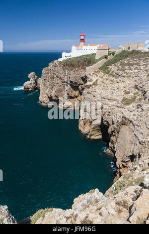 Die Klippen und den Leuchtturm mit Blick auf den blauen Atlantik am Cabo De San Vicente Sagres Algarve Portugal Europa Stockfoto