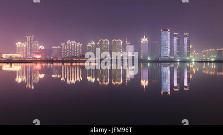 Nanchang Skyline bei Nacht von der Ostseite der Stadt Nanchang aus gesehen ist die Hauptstadt der Provinuz Provinz in China Stockfoto