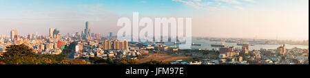 Kaohsiung, Taiwan, Panoramablick von Kaohsiung bei Sonnenuntergang von der Spitze des Berges Shoushan Stockfoto