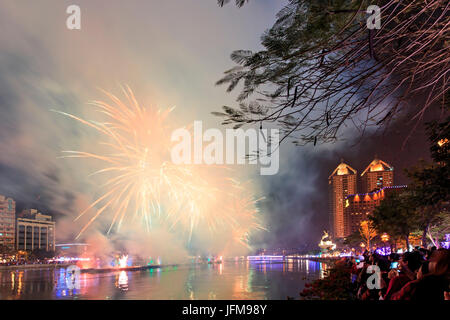 Kaohsiung, Taiwan, Leute zu beobachten das Feuerwerk für das chinesische Neujahr an Liebe Fluss von Kaohsiung, The Chinese New Year ist ein wichtiges chinesisches fest gefeiert, an der Wende des chinesischen Kalenders, In China, es ist auch bekannt als das Frühlingsfest, die wörtliche Übersetzung des modernen chinesischen Namen, Stockfoto