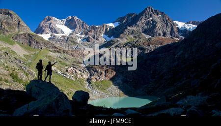 Wanderer mit Blick auf die Gletscher und Gipfel der Bernina-Gruppe nicht weit von der See von Alp Gera (Lago Alpe Gera), Valmalenco Valtellina Lombardei Italien Europa Stockfoto