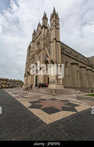 Blick auf die gotische Kathedrale mit goldenen Mosaiken und Bronze Türen Orvieto Terni Provinz Umbrien Italien Europa Stockfoto