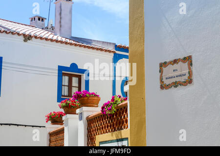 Typische Gasse mit bunten Häusern und Blumen im Dorf von Vila Nova de Milfontes Odemira die Region Alentejo Portugal Europa Stockfoto