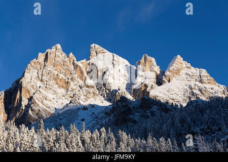 Erster Schnee auf Peak Anna und Pomèdes Tower, Tofana Gruppe, Cortina d ' Ampezzo, Belluno District, Veneto, Italien, Europa Stockfoto