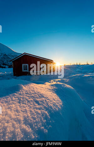 Lofoten Inseln, Norwegen A Rorbu fortgesetzt Norwegisch nach einem Schneefall Januar 2015 Stockfoto