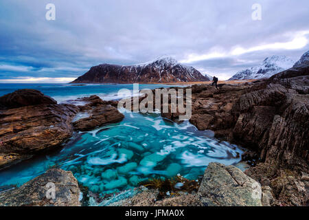 Flakstad Strand mit Hustinden Peak im Hintergrund, Lofoten Inseln, Norwegen Stockfoto