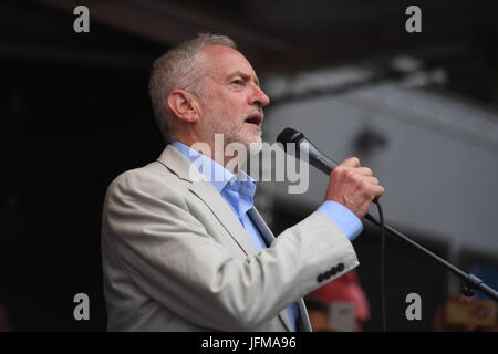 Labour-Chef Jeremy Corbyn befasst sich eine Anti-Sparmaßnahmen-Rallye in Parliament Square, London, nach einem Marsch durch die Stadt als Teil der einen Protest gegen Sparpolitik. Stockfoto