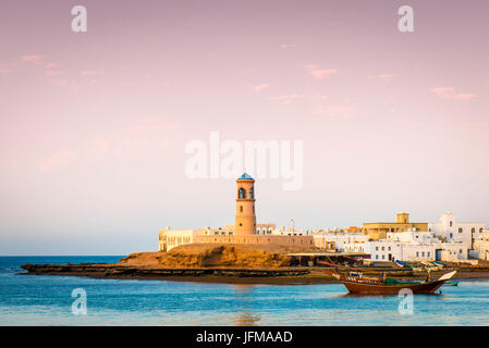 Sur, Ash Sharqiyah Region, Sultanat Oman, Nahost, Leuchtturm in der kleinen Küstenstadt, Stockfoto