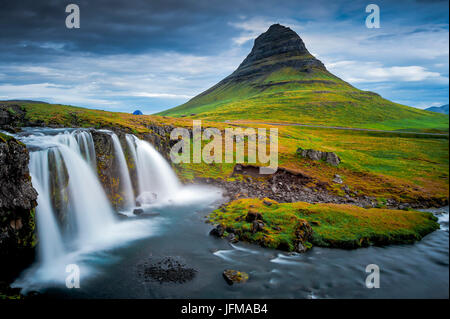 Kirkjufell, Snaefellsnes Halbinsel, Island, Europa, Kirkjufellsfoss Wasserfall und Berg Kirkjufell, Stockfoto