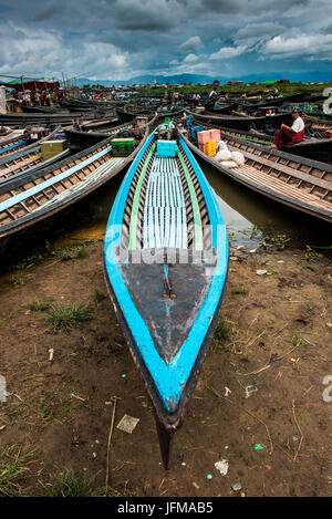 Inle-See, Myanmar, Südostasien, Boot im Dorf in der Nähe von Park, Stockfoto