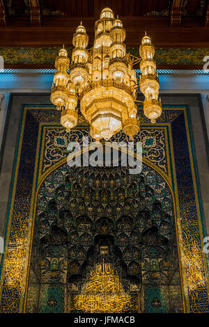 Sultan Qaboos Grand Mosque, Muscat, Sultanat Oman, Nahen Osten, dem riesigen Kronleuchter im Inneren der Moschee, Stockfoto