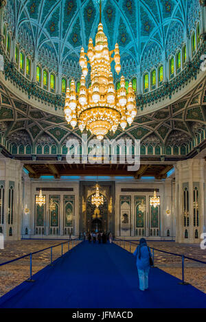 Sultan Qaboos Grand Mosque, Muscat, Sultanat Oman, Nahen Osten, dem riesigen Kronleuchter im Inneren der Moschee, Stockfoto