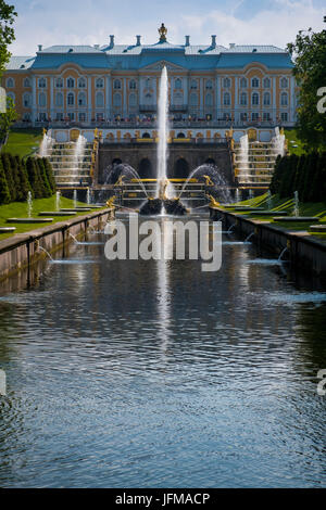 Peterhof, Sankt Petersburg, Russland, Eurasien, große Kaskade und Kanal in Peterhof, Stockfoto