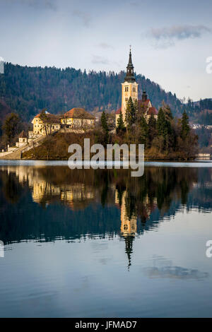 Bled, Slowenien, Europa, einen Blick auf den Bleder See mit St. Maria Himmelfahrt-Kirche auf einer kleinen Insel,