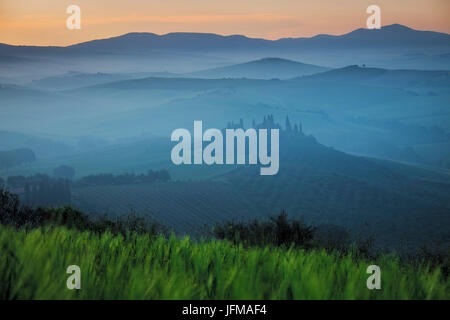 Orcia-Tals, Siena District, Toskana, Italien, Europa, Belvedere Bauernhaus im Nebel Stockfoto