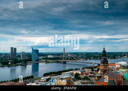 Riga, Lettland, Europa, Panorama mit Fluss Daugava und Vishnu Brücke, Stockfoto