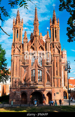 Vilnius, Litauen, Europa, St.-Annen Kirche befindet sich am rechten Ufer des Flusses Vilnia, Stockfoto