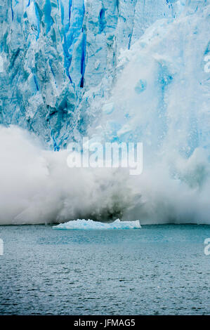 Argentino-See, Nationalpark Los Glaciares, Patagonien, Argentinien, Südamerika, riesige Eisbrocken, die von der Vorderseite des Perito-Moreno-Gletscher abbrechen, Stockfoto