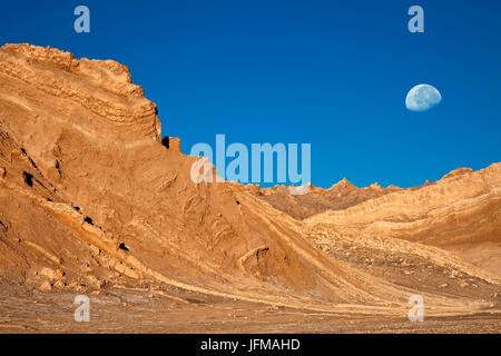 Landschaften von unvergleichlicher Schönheit wie ein Fragment der Mondlandschaft in das Mondtal in San Pedro de Atacama, Chile, dieses wunderbare Naturschauspiel ist durch die Begegnung der Atacama-Wüste mit der Gebirgskette der Anden, Südamerika Stockfoto