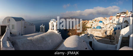 Das weiß der Kirche und der Häuser und das Blau der Ägäis als Symbole für Griechenland Oia Santorini Kykladen Griechenland Europa Stockfoto