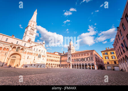 Modena, Emilia Romagna, Italien, Piazza Grande und Dom bei Sonnenuntergang, Stockfoto