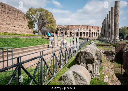 Rom, Lazio, Italien, Kolosseum und Touristen Stockfoto