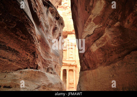 Petra, Jordanien, die wunderbare Schatzkammer von Petra, Blick von den Siq, Stockfoto