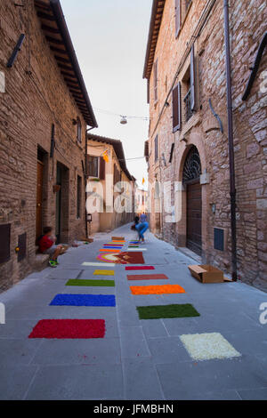 Europa, Umbrien, Italien, Perugia Bezirk, Spello, Heilige Künstlerpersönlichkeiten realisiert mit Blumen anlässlich der Fronleichnam Stockfoto