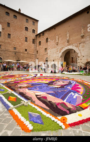 Europa, Umbrien, Italien, Perugia Bezirk, Spello, Heilige Künstlerpersönlichkeiten realisiert mit Blumen anlässlich der Fronleichnam Stockfoto