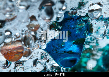 Fallenden blauen drop auf einer verlassenen mine, Graveglia-Tal, Genua, Italien, Europa Stockfoto