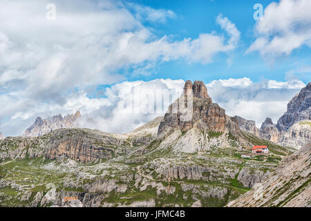 Trentino Alto Adige, Italien, Europa-Park von Tre Cime di Lavaredo, den Dolomiten, aufgenommen während eines Tages mit Wolken im Hintergrund sehen Sie Zuflucht Locatelli Stockfoto