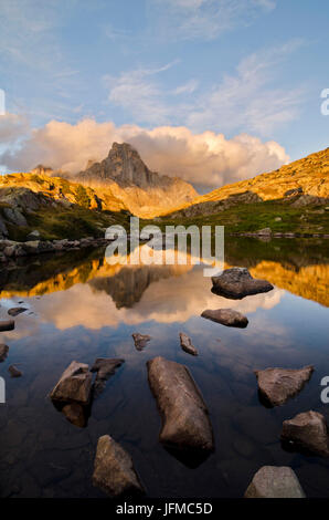 Europa, Italien, Trentino Alto Adige, Rolle übergeben, Cimon della Pala spiegelt sich in den Seen von Cavallazza bei Sonnenuntergang, Dolomiten, Stockfoto