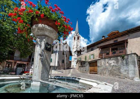 Italien, Trentino Alto Adige, Val di Non, Platz der Malosco mit seinem Brunnen, Stockfoto