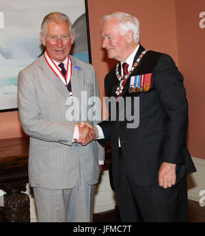 Der Prince Of Wales lächelt, als er mit dem Order of Canada kanadische Generalgouverneur David Johnston in der Rideau Hall in Ottawan, Kanada, während am dritten Tag seines Besuchs in Kanada vorstellt. Stockfoto