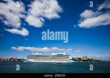 USA, Maine, Portland, Casco Bay, Kreuzfahrtschiff im Hafen von Portland aus Peaks Island Ferry Stockfoto