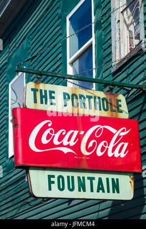 USA, Maine, Portland, Schilder für das Waterfront Bullauge Brunnen café Stockfoto