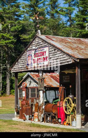 USA, Maine, Brunnen, antike Tankstelle Stockfoto